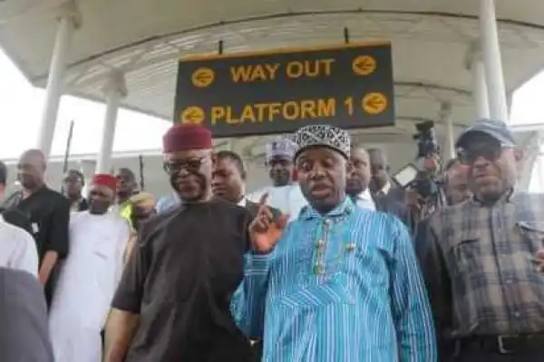 Oyegun, Amaechi lead dignitaries to receive Buhari at Benin Airport